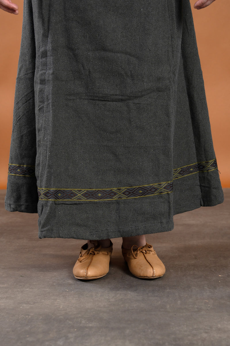 Medeltida klänning Estrid med fiskbensmönster, naturgrå