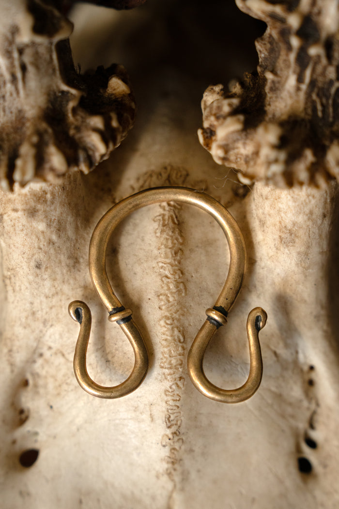 Gancho doble de joyería vikinga, bronce