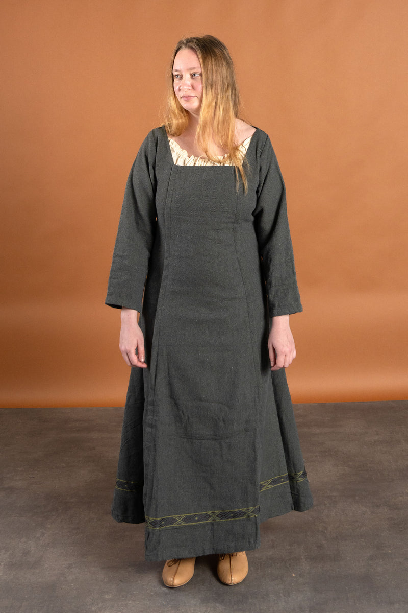 Medeltida klänning Estrid med fiskbensmönster, naturgrå