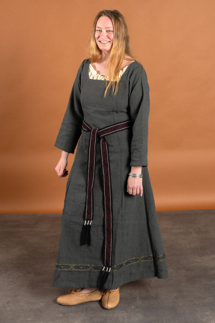 Średniowieczna suknia Estrid z motywem jodełki, naturalny szary