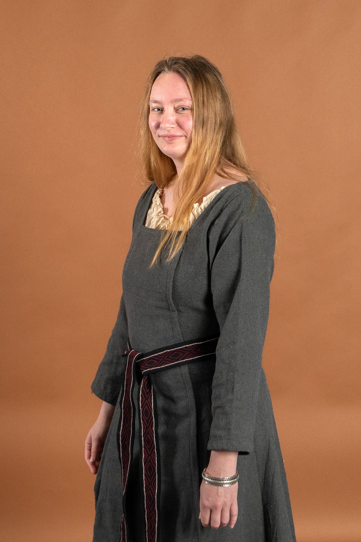 Średniowieczna suknia Estrid z motywem jodełki, naturalny szary