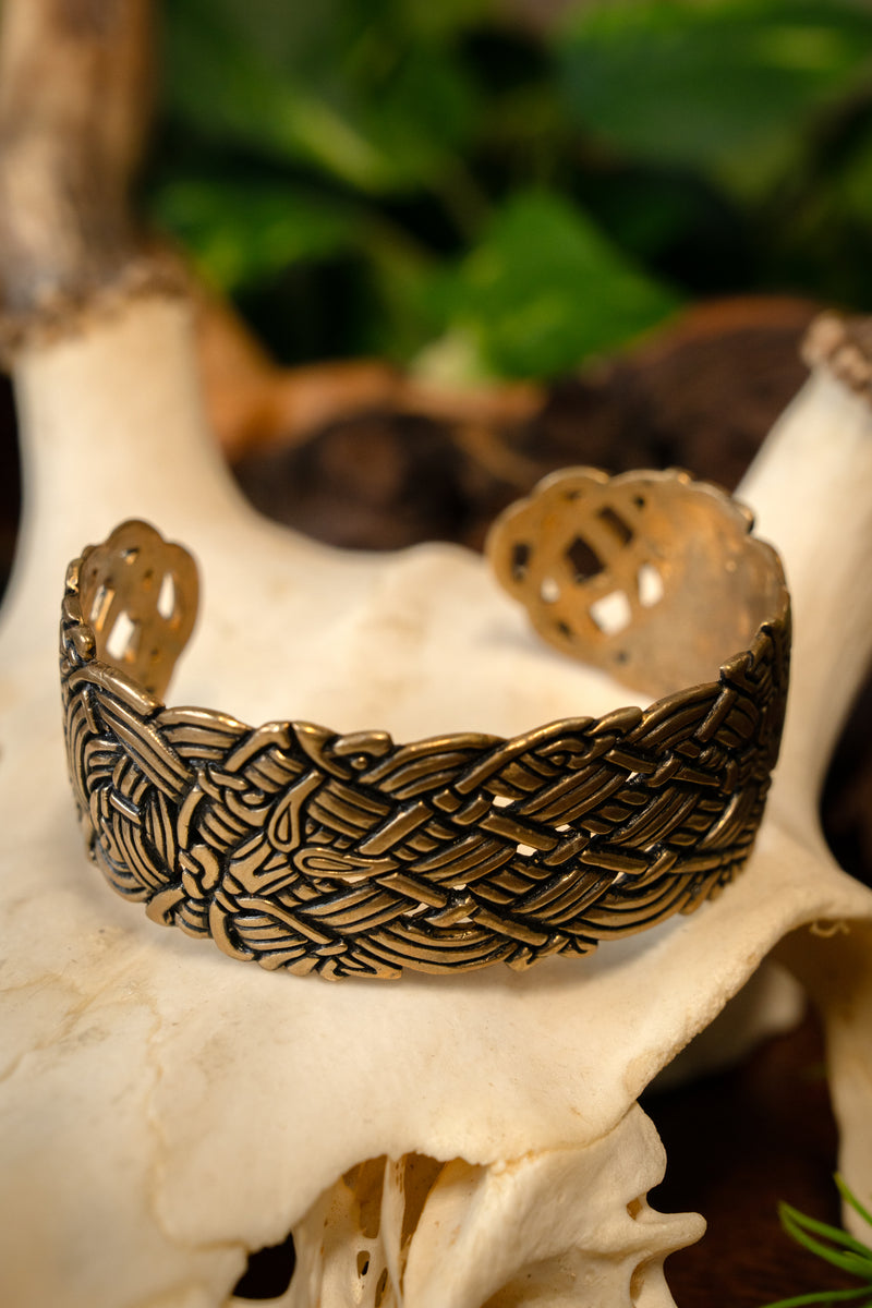 Brazalete ancho del antiguo estilo irlandés, bronce