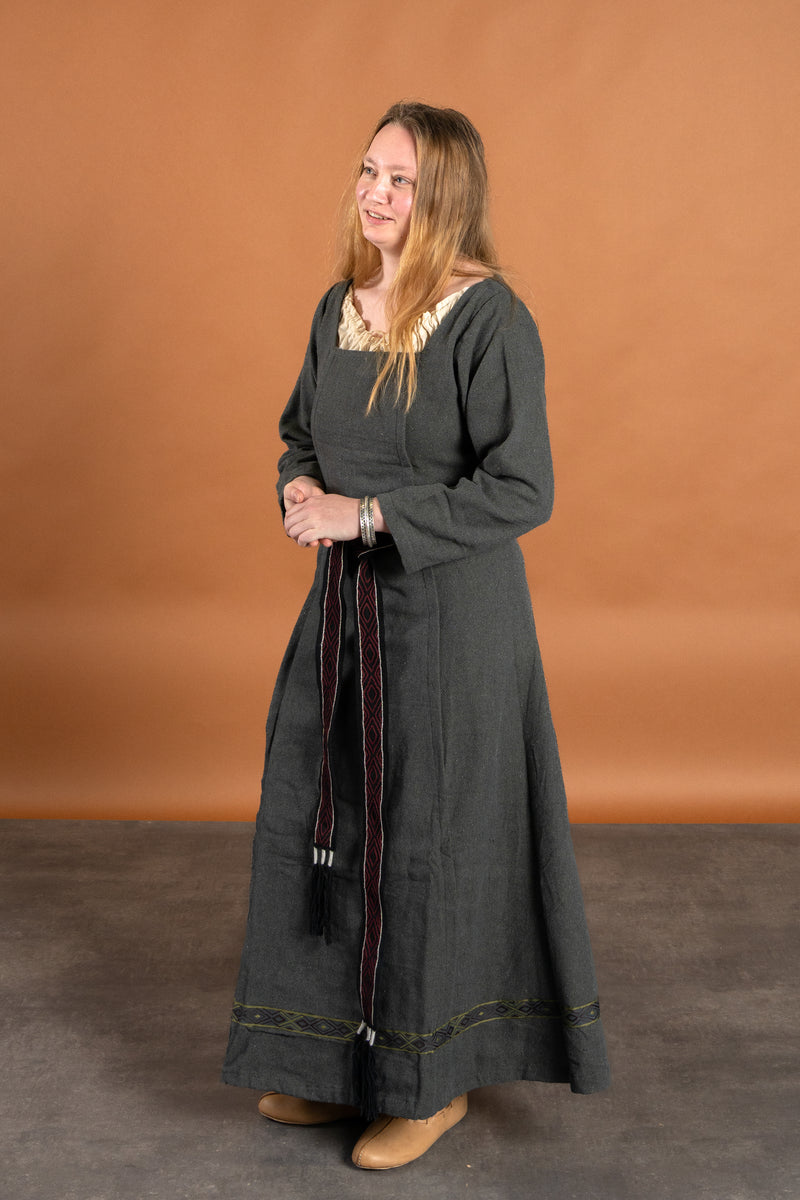 Medeltida klänning Estrid med fiskbensmönster, naturgrå