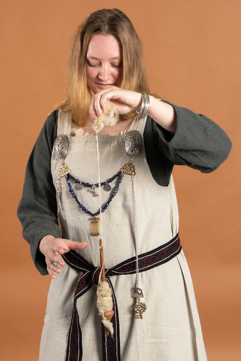 Vikingaklänning Lenora, fiskbensmönster, svart