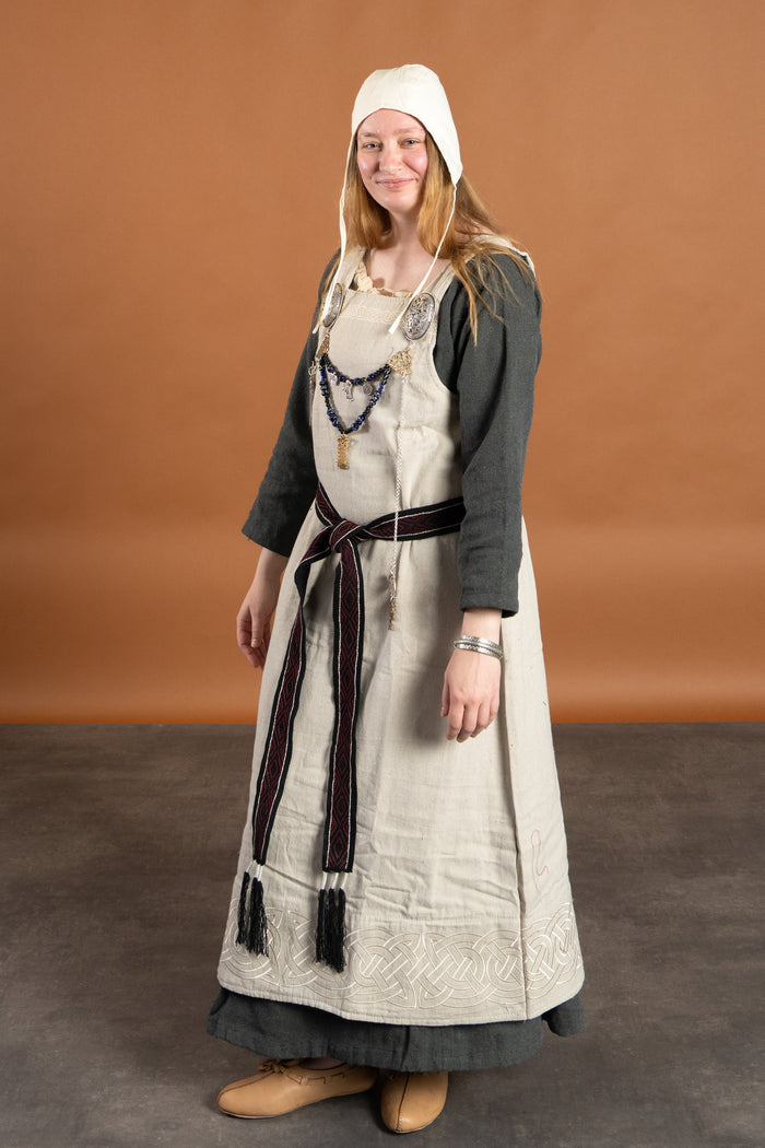 Średniowieczna suknia Estrid z motywem jodełki, naturalny szary