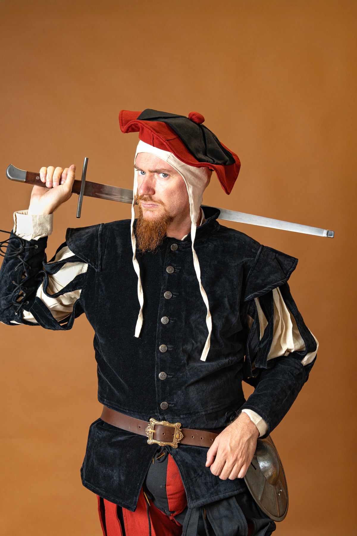 Landsknecht baret Daniel, rood-zwart