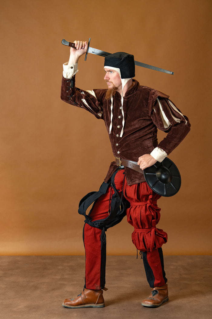 Doublet met open mouwen, rood-bruin