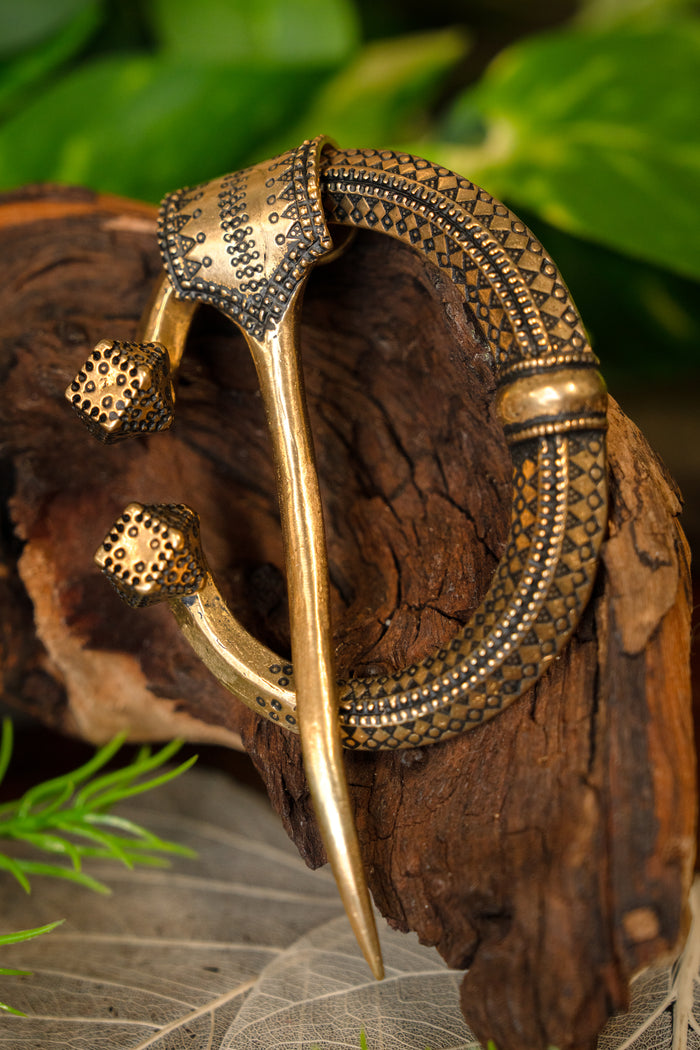 Horse shoe fibula Klintegarda, bronze