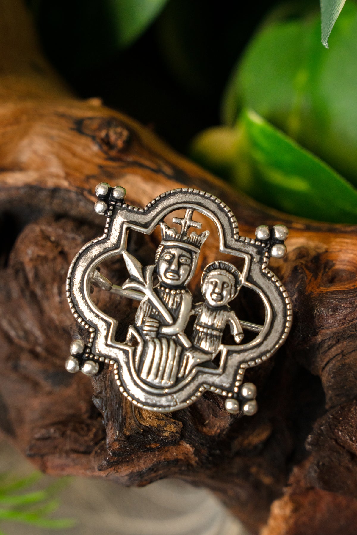 Middelalderlig broche Madonna, forsølvet bronze