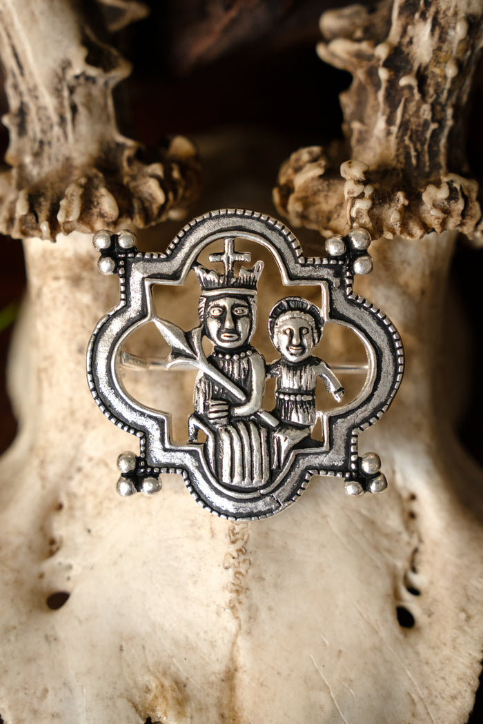 Middelalderlig broche Madonna, forsølvet bronze