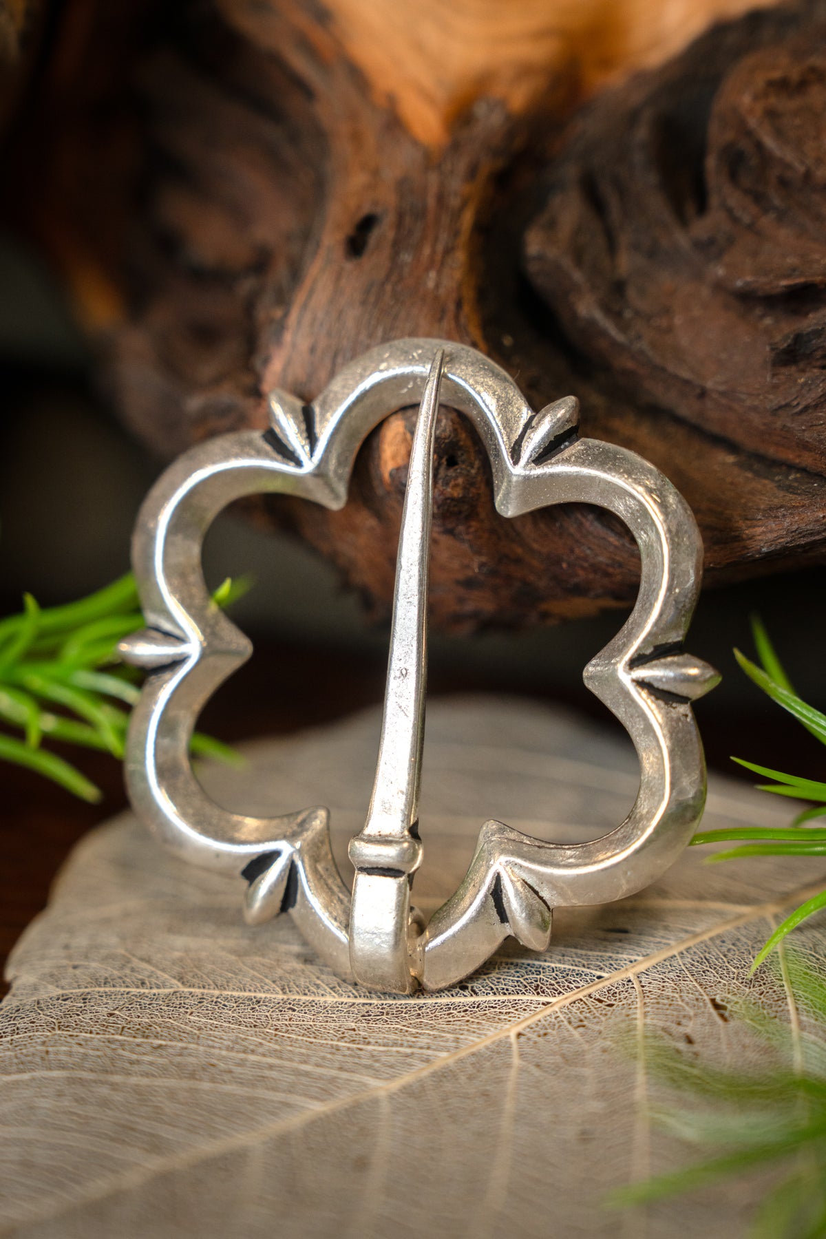 Gotische Brosche des 14. Jahrhunderts, versilberte Bronze