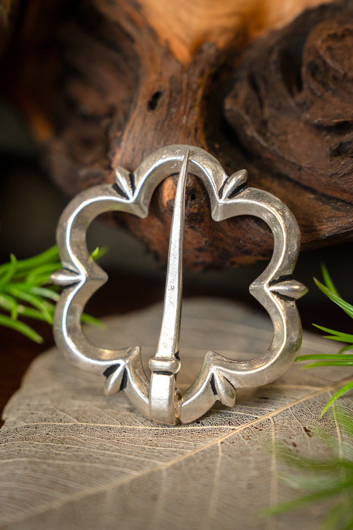 Gotische Brosche des 14. Jahrhunderts, versilberte Bronze