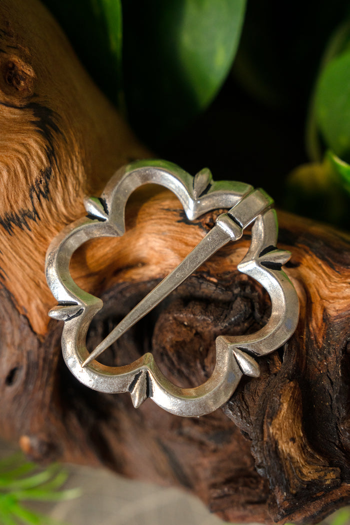 Gotische Brosche des 14. Jahrhunderts, versilberte Bronze