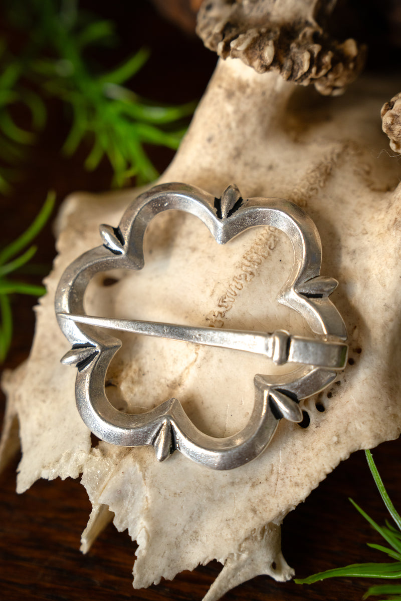 Gotycka brosza z XIV wieku, posrebrzany brąz