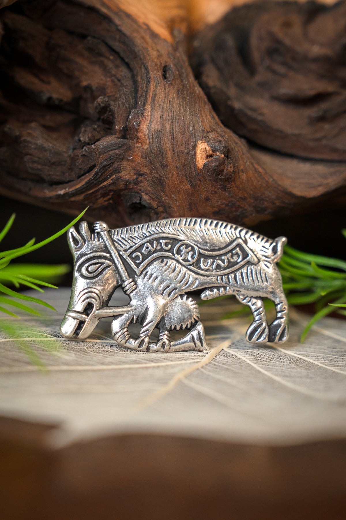 Pilgrimsbadge svin med sækkepibe, forsølvet bronze