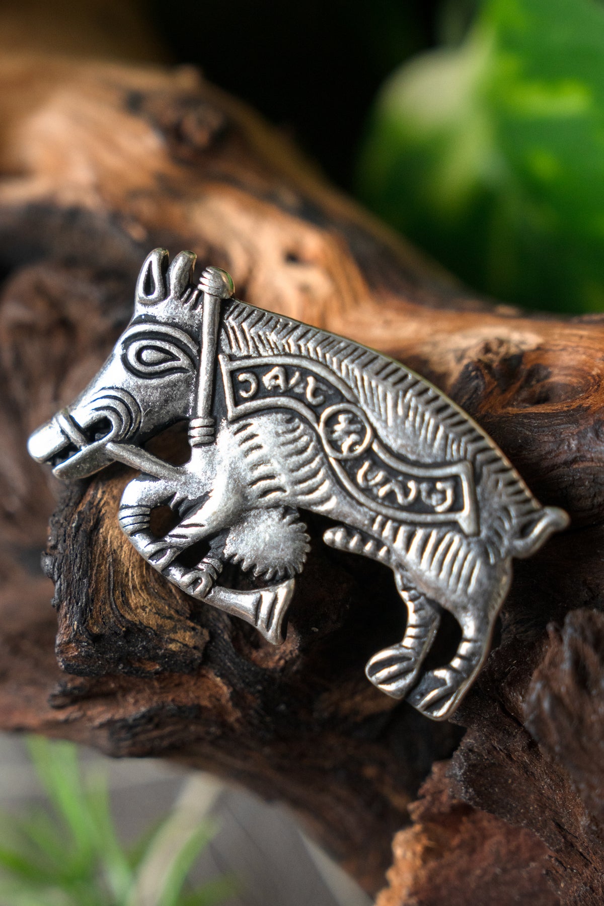 Pilgrimsbadge svin med sækkepibe, forsølvet bronze