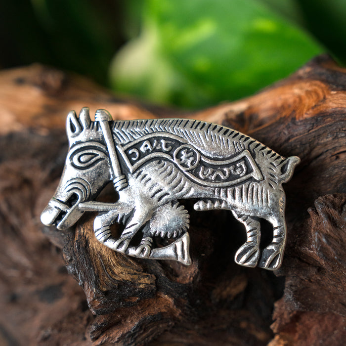 Pelgrimsbadge varken met doedelzak, verzilverd brons