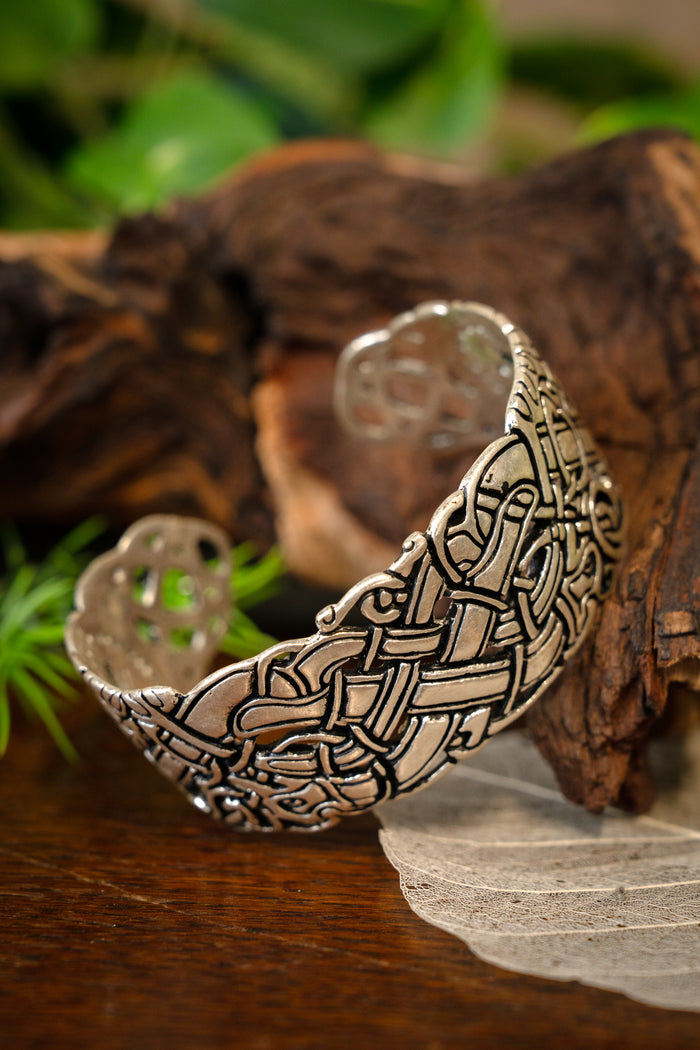 Keltiskt armband med forniriska motiv, försilvrad brons