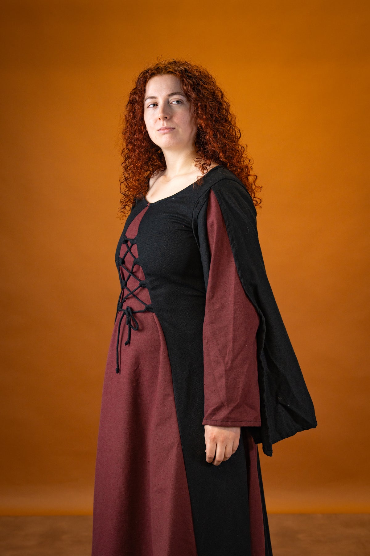 Robe Jasione médiévale, noir/bordeaux