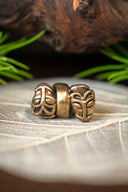 Skäggpärla med varghuvuden, brons