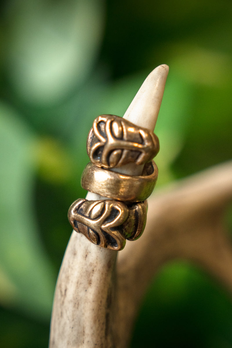 Skäggpärla med varghuvuden, brons