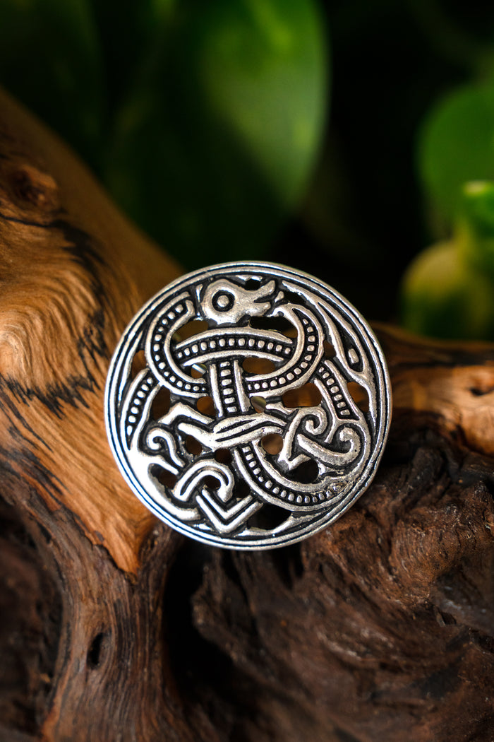 Wikinger Scheibenfibel im Jellingestil, versilberte Bronze