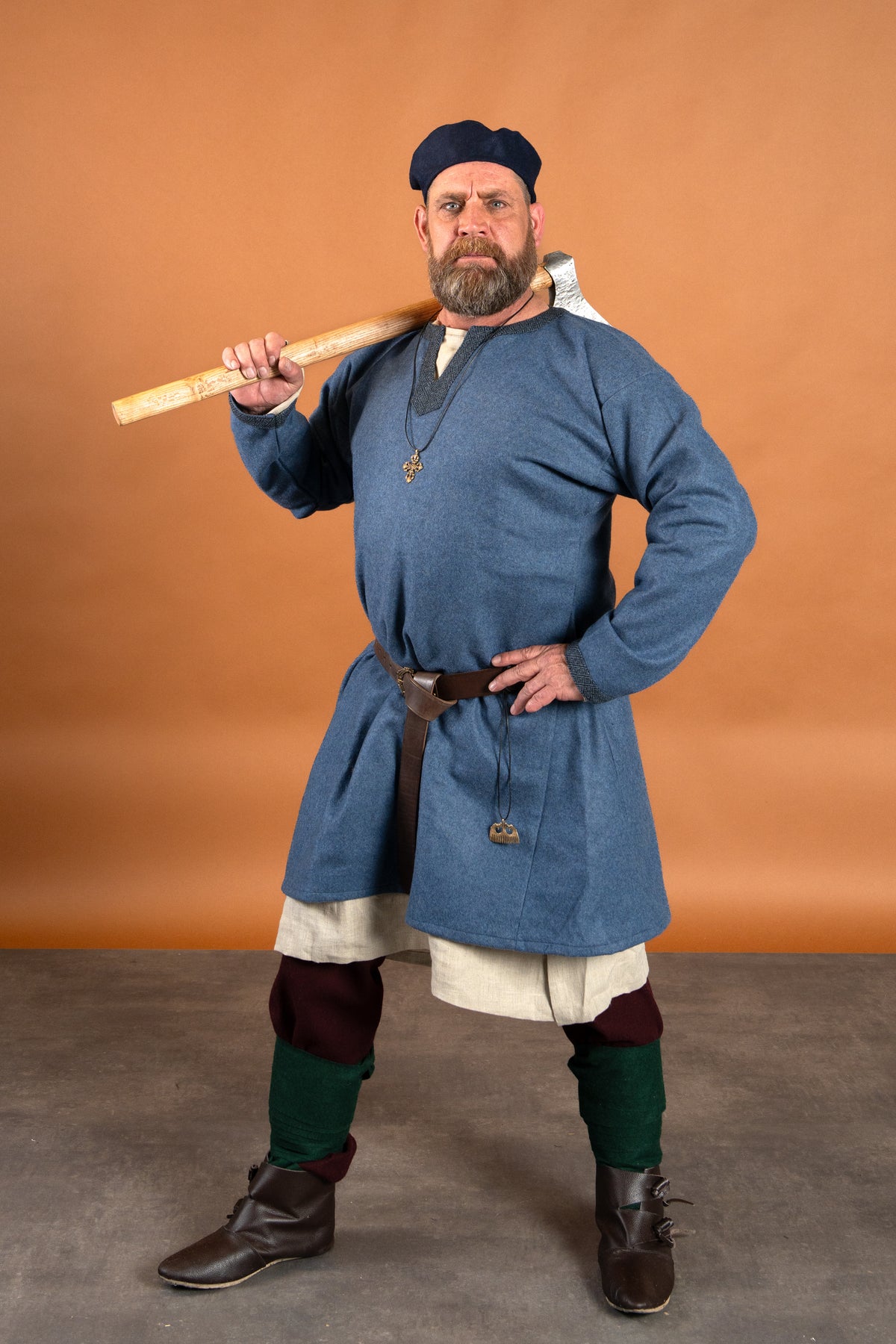 Hacha vikinga de acero forjada a mano, tipo M, semi-afilada