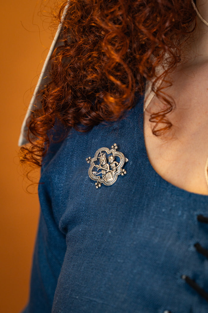 Middeleeuwse broche Madonna, verzilverd brons