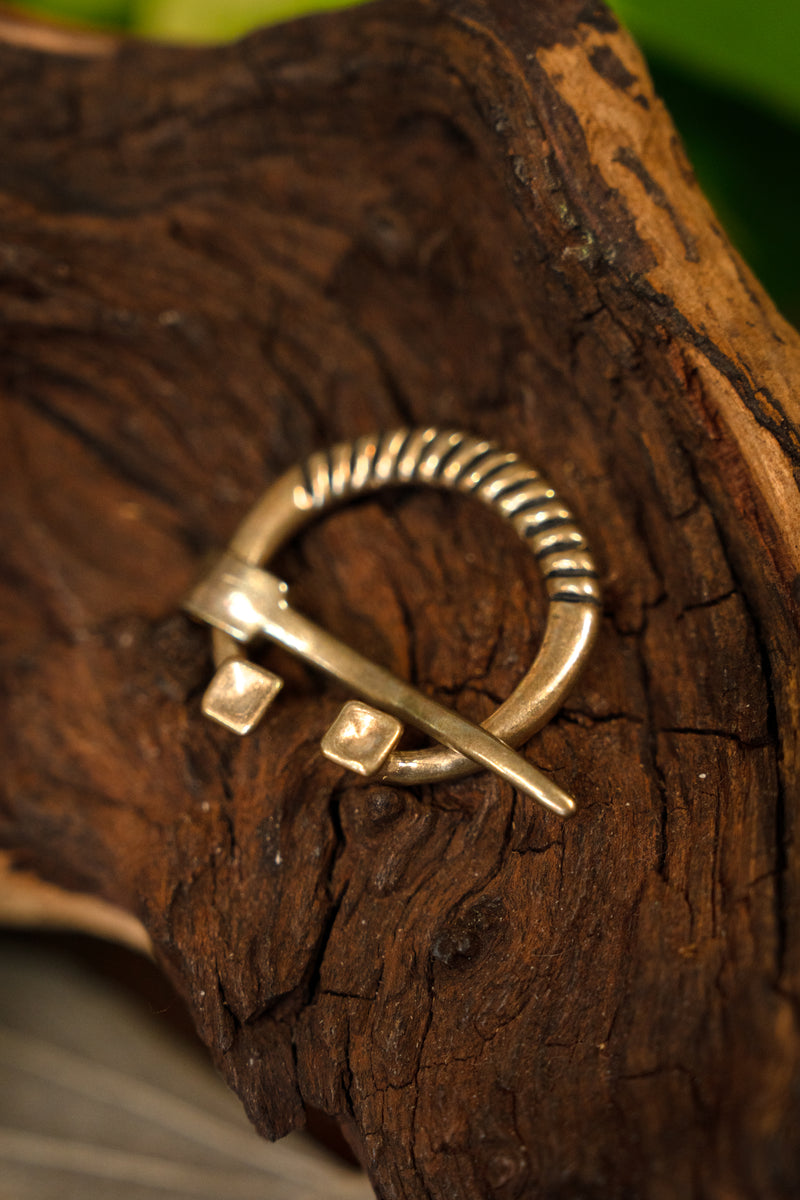 Rusvik Hufeisenfibel, Bronze