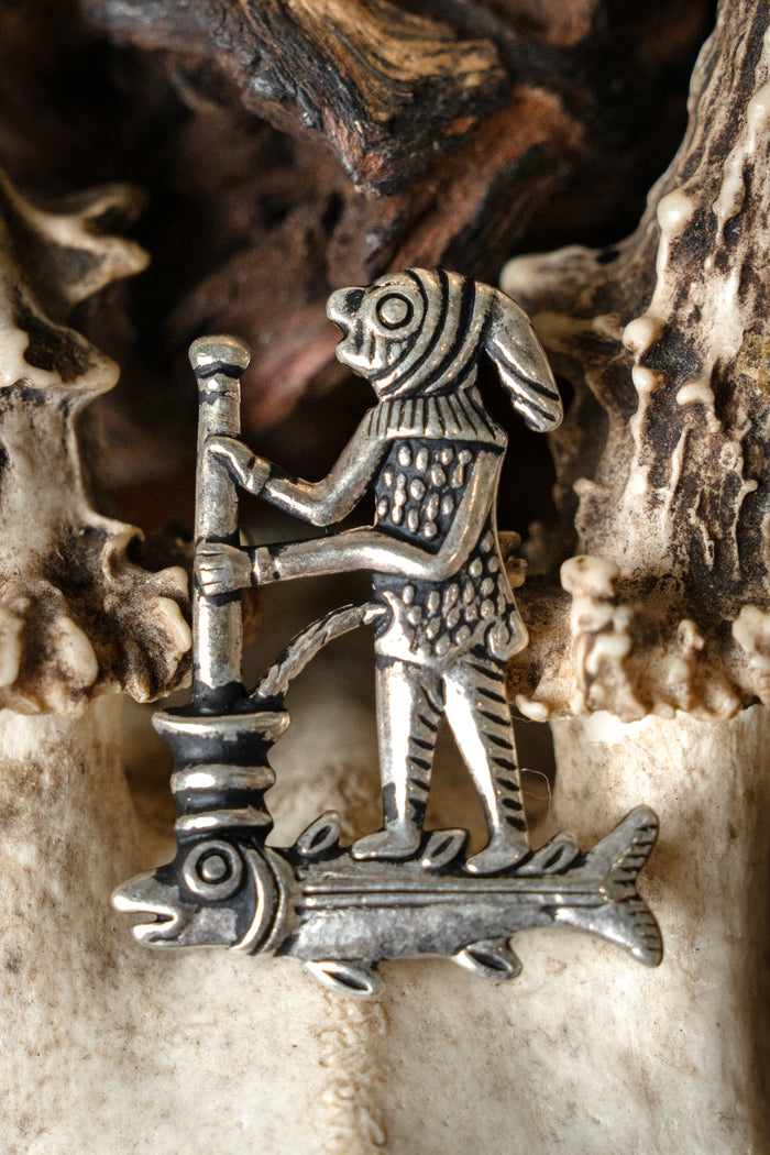 Medieval badge 'monkey doctor', silvered bronze