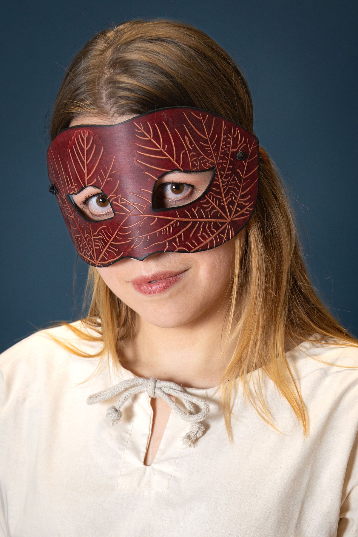 Leather mask Nessa, red