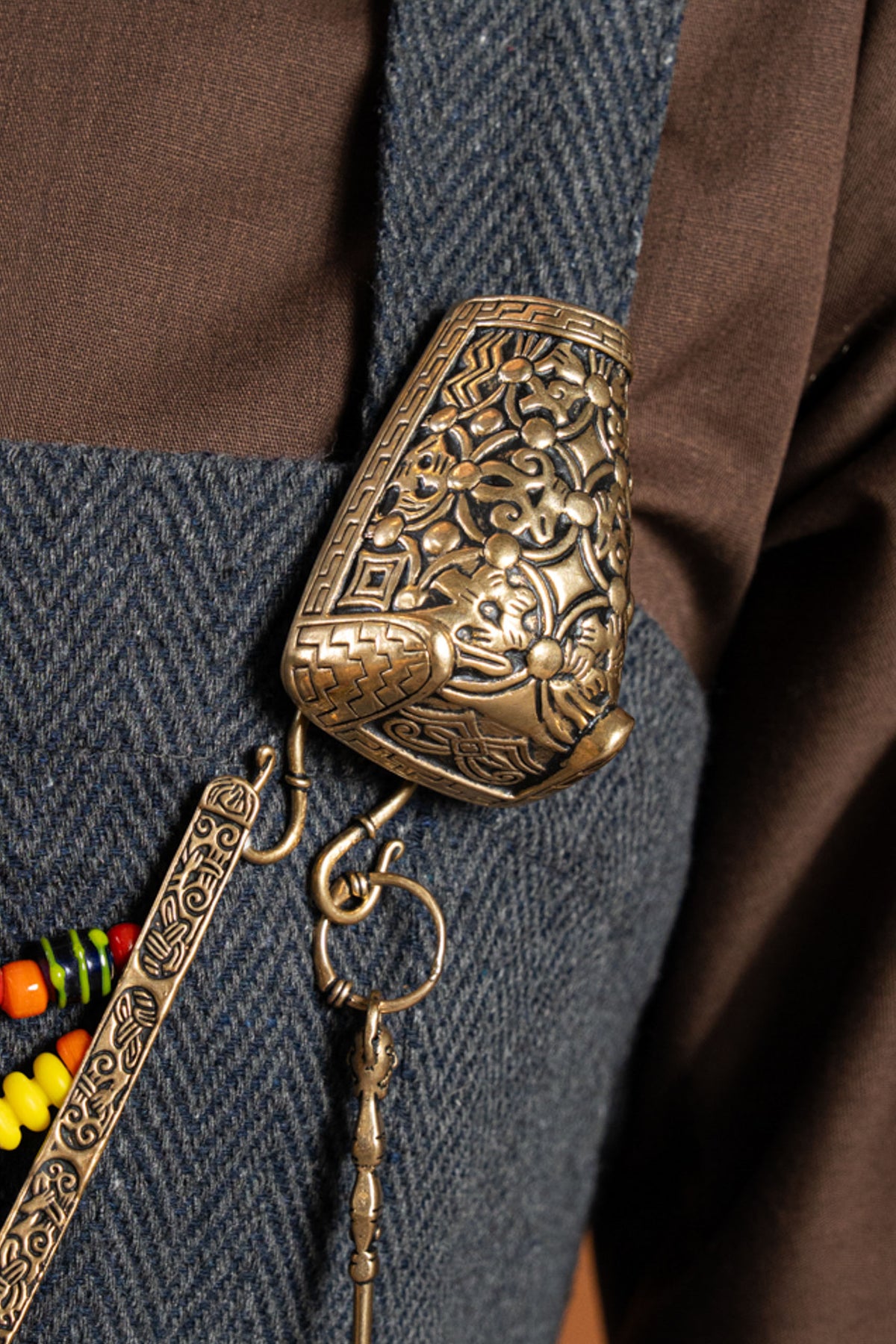 Brosza tarczowata z głowami zwierząt Gotland, brąz