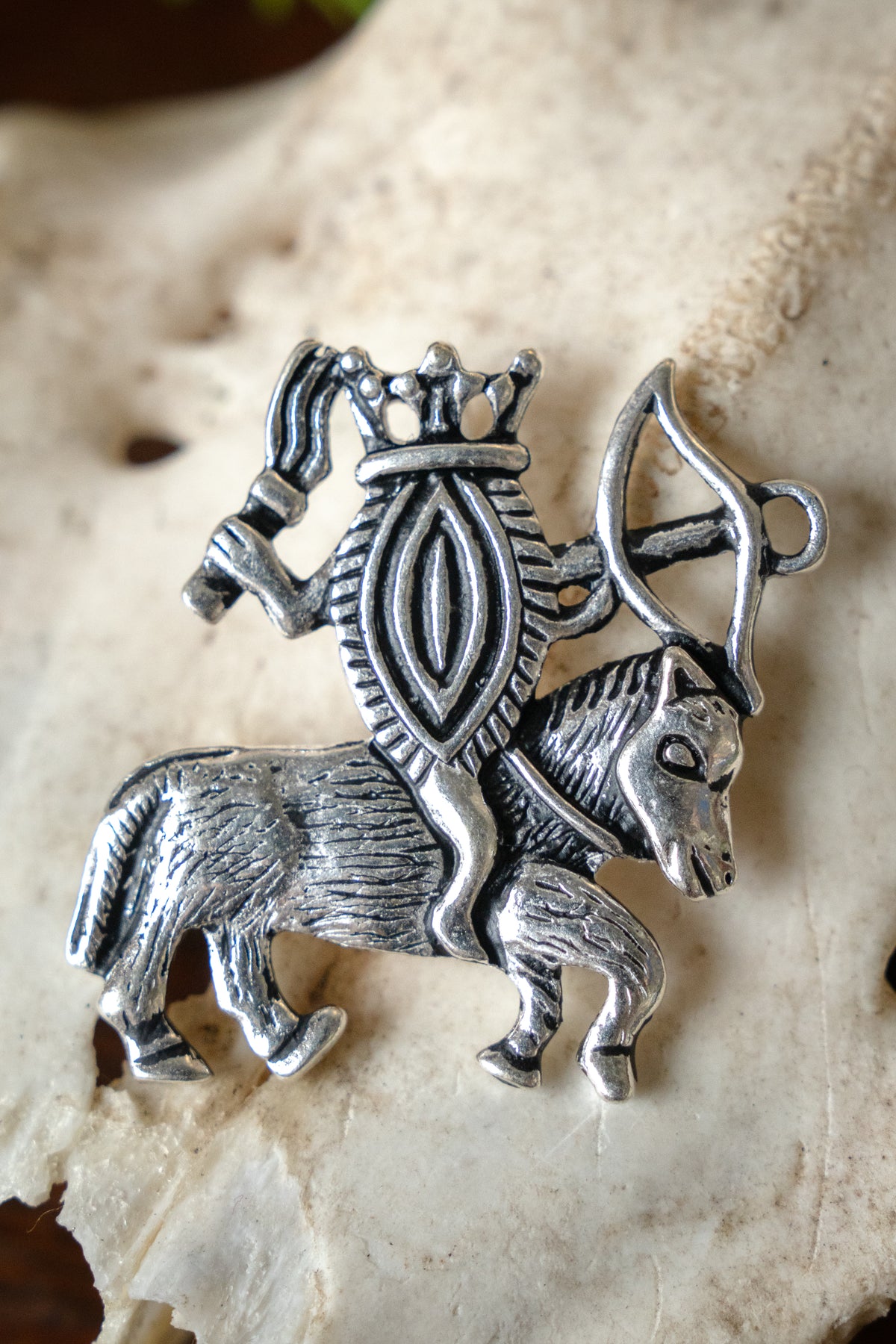 Plakietka pielgrzymia wagina na koniu, posrebrzany brąz