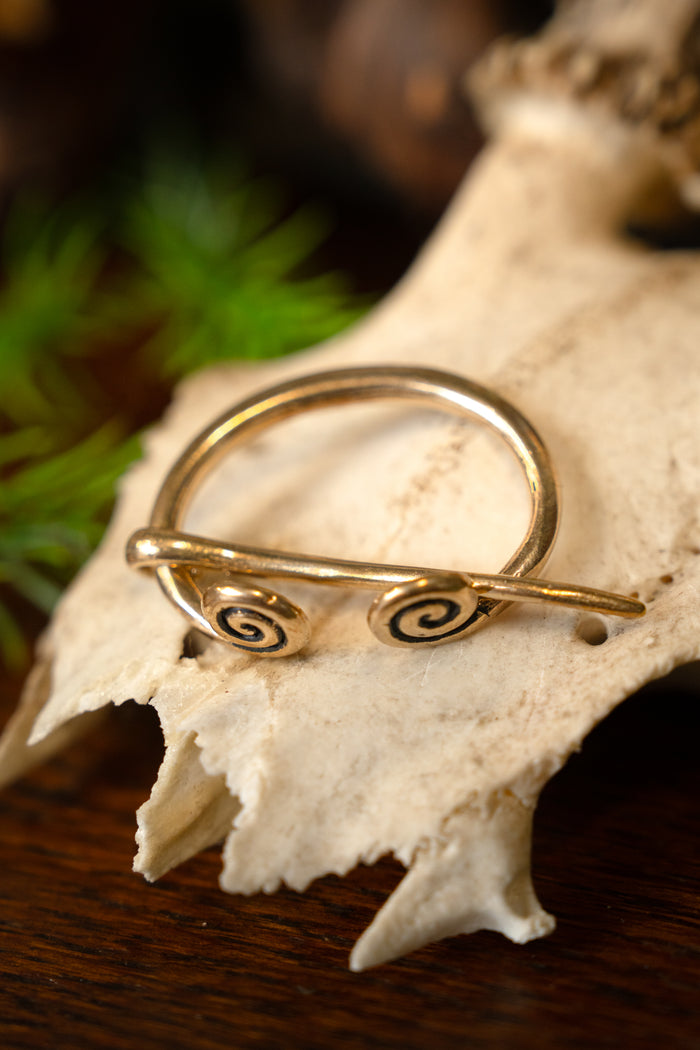 Mała fibula pierścieniowa Birka, brąz