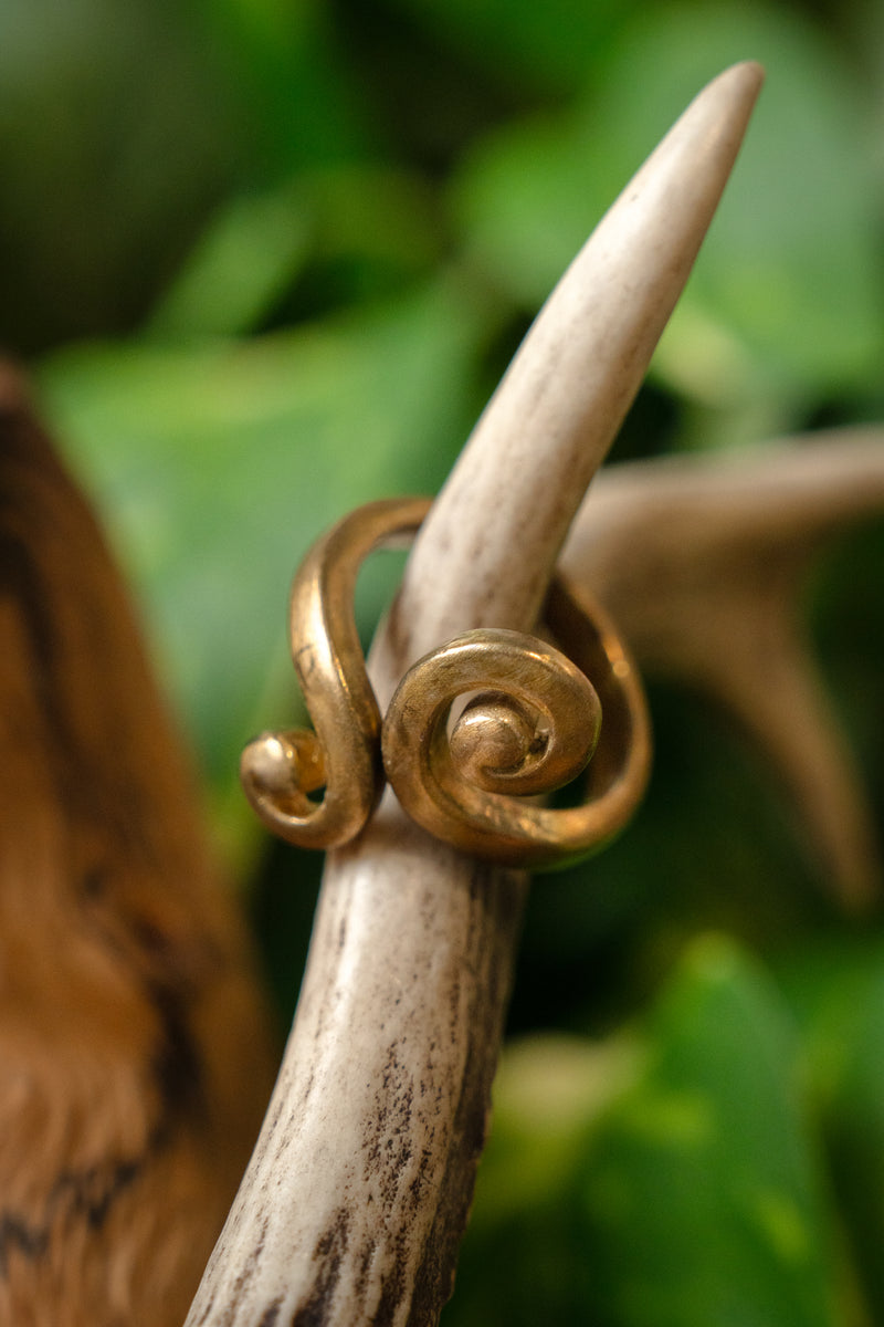 Keltisk ring med stiliseret spiralmotiv, bronze