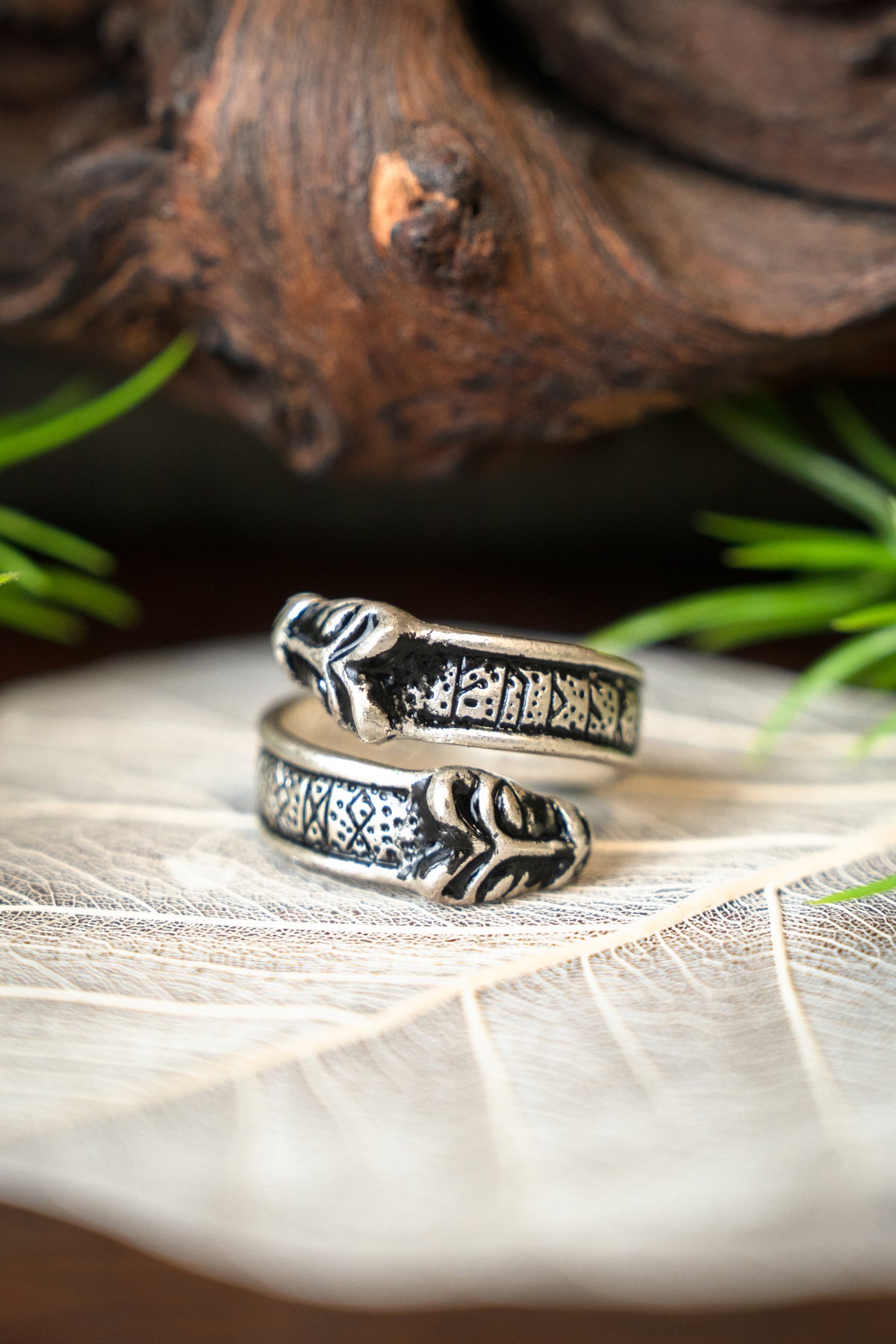 Bague runique avec têtes de loup, bronze argenté