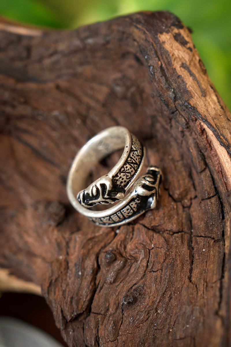 Runenring mit Wolfsköpfen, versilberte Bronze