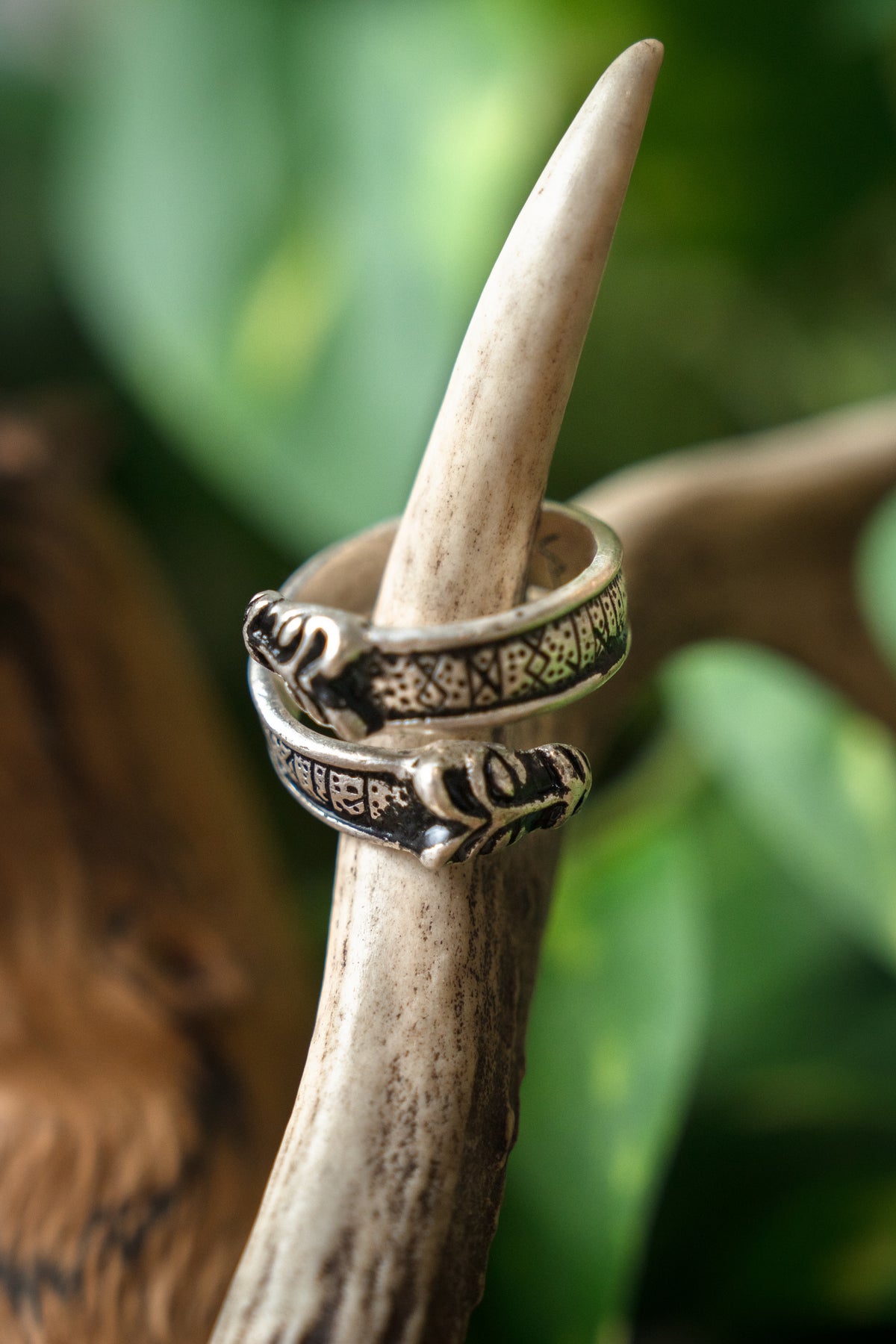 Bague runique avec têtes de loup, bronze argenté
