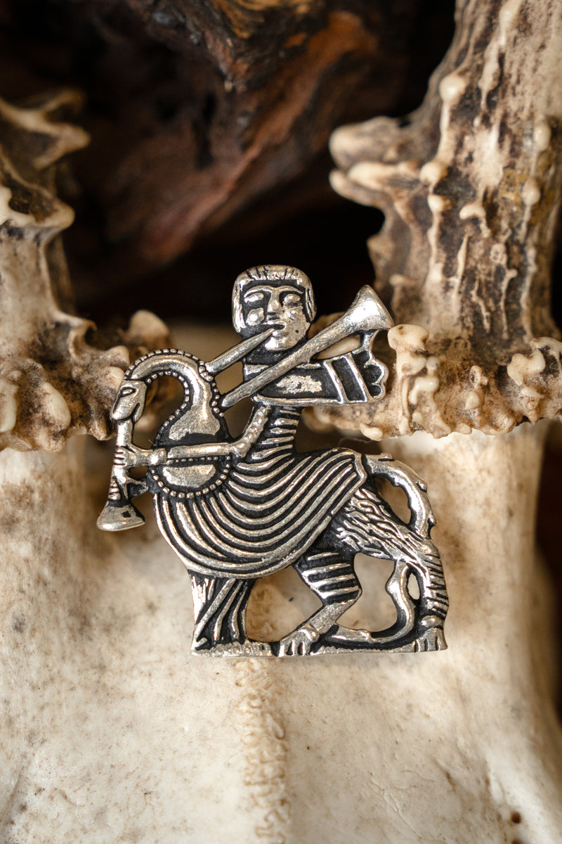 Badge da pellegrino suonatore di cornamusa, bronzo argentato