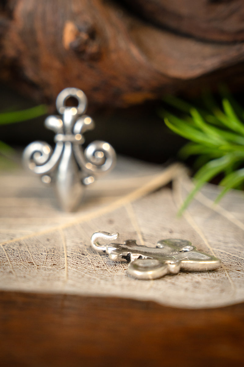 Zapięcie do płaszcza fleur-de-lys, posrebrzany brąz