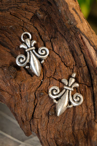 Mantelsluiting fleur de lys, verzilverd brons