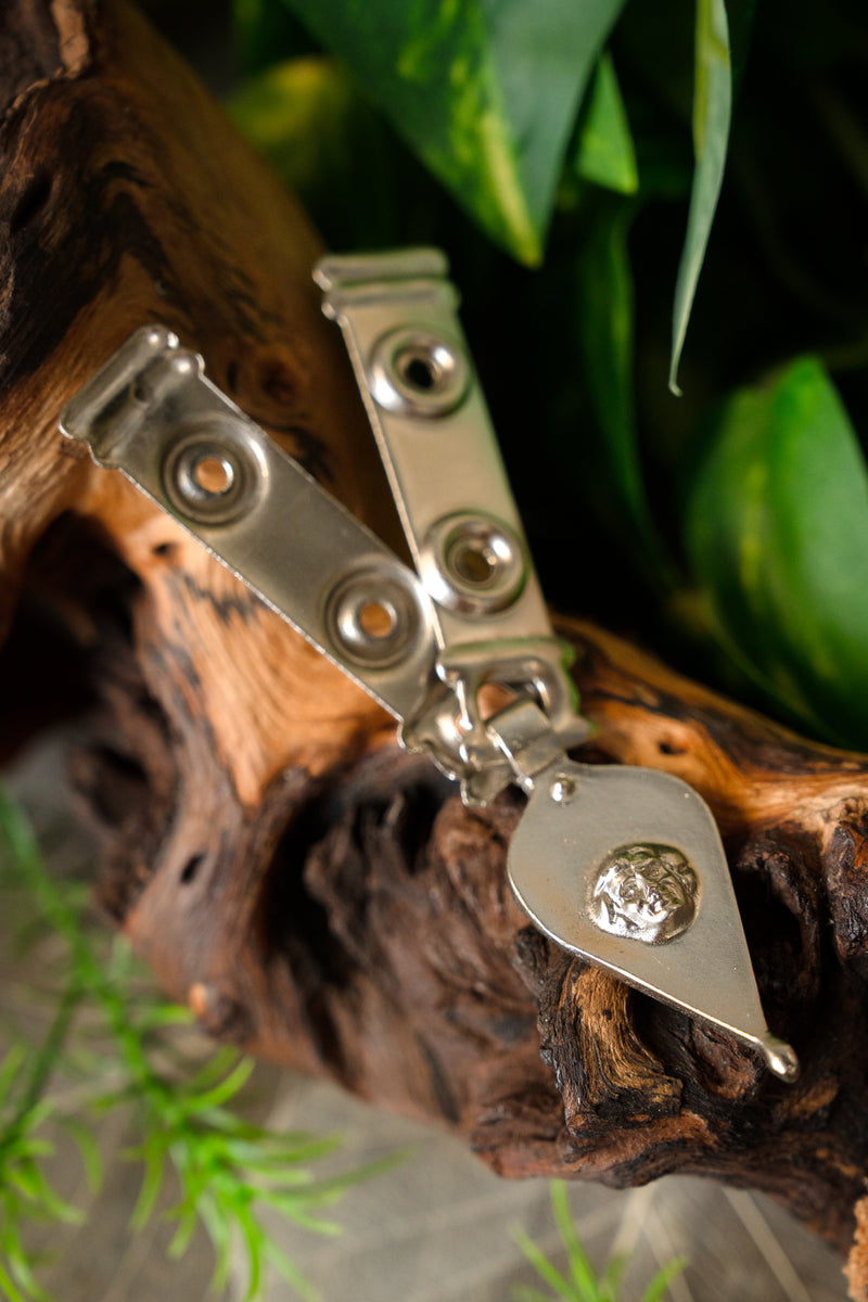 Terminal de cinturón romano cingulum Tekija, latón estañado