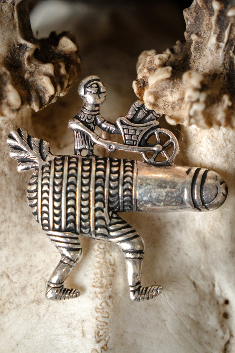 Plakietka pielgrzymia fallus z taczką, posrebrzany brąz