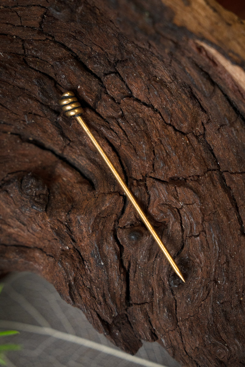 Mittelalterliche Gewandnadel für Kopfbedeckungen, Messing