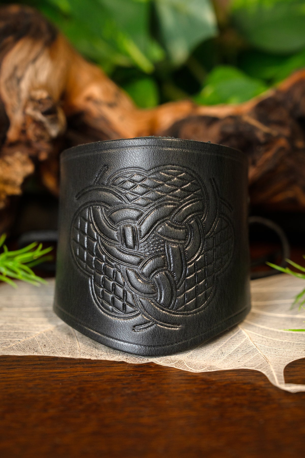 Skórzana bransoleta z motywem celtyckim, mała, czarna