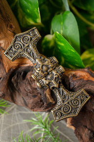 Mantelsluiting Thorshamer, brons