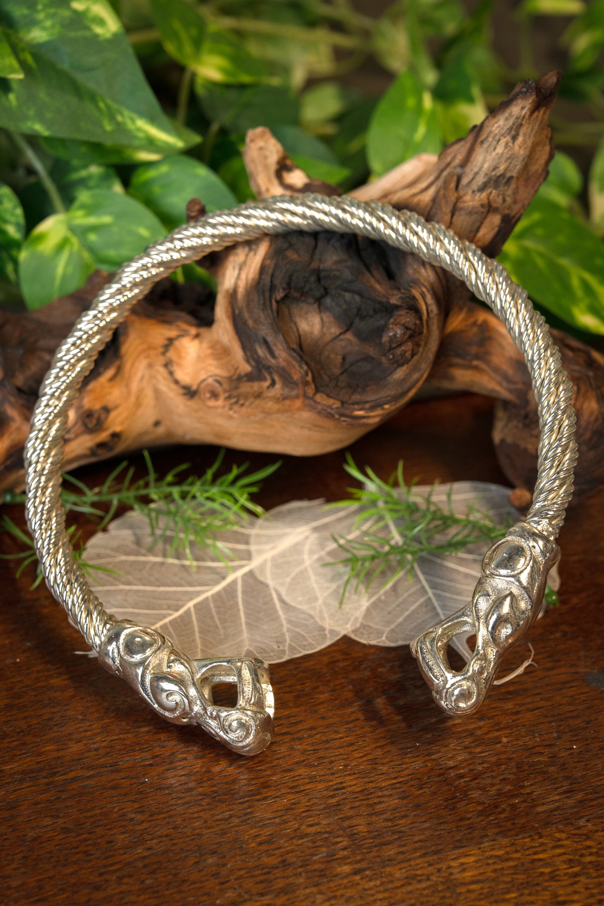 Vikingatorque med drakar, försilvrad