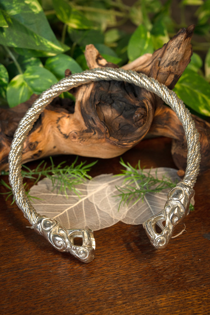 Vikingatorque med drakar, försilvrad
