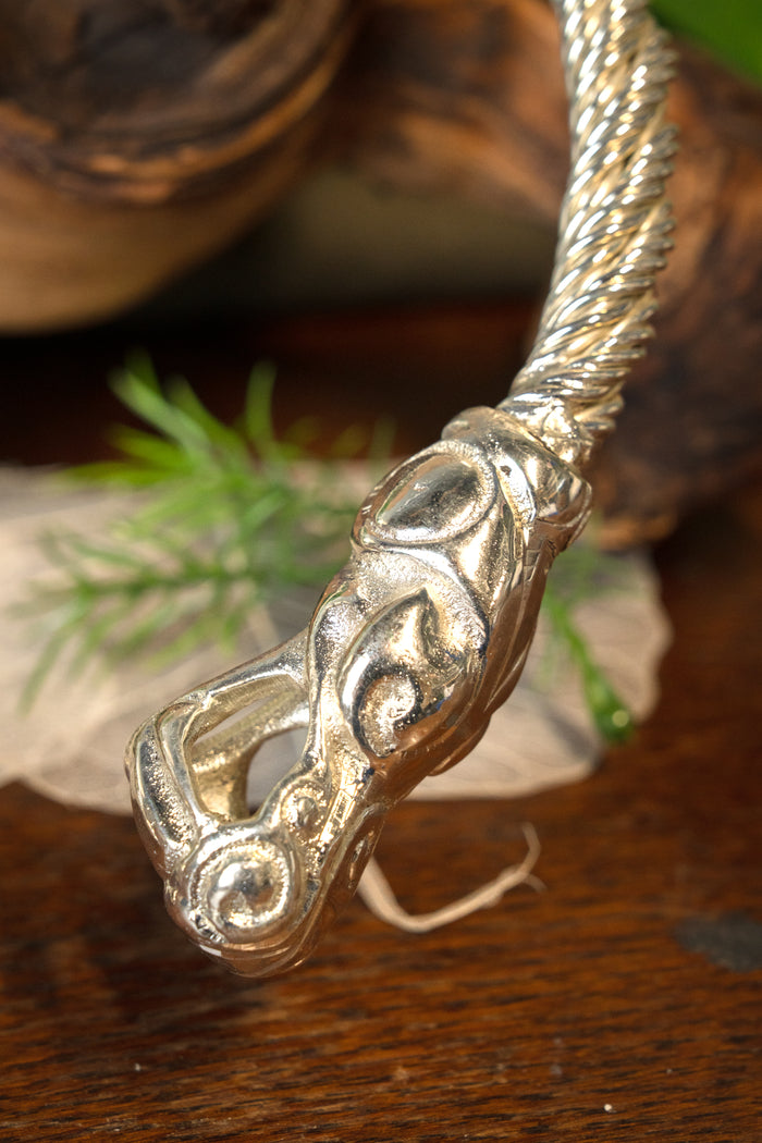 Vikingatorque med drakar, försilvrad