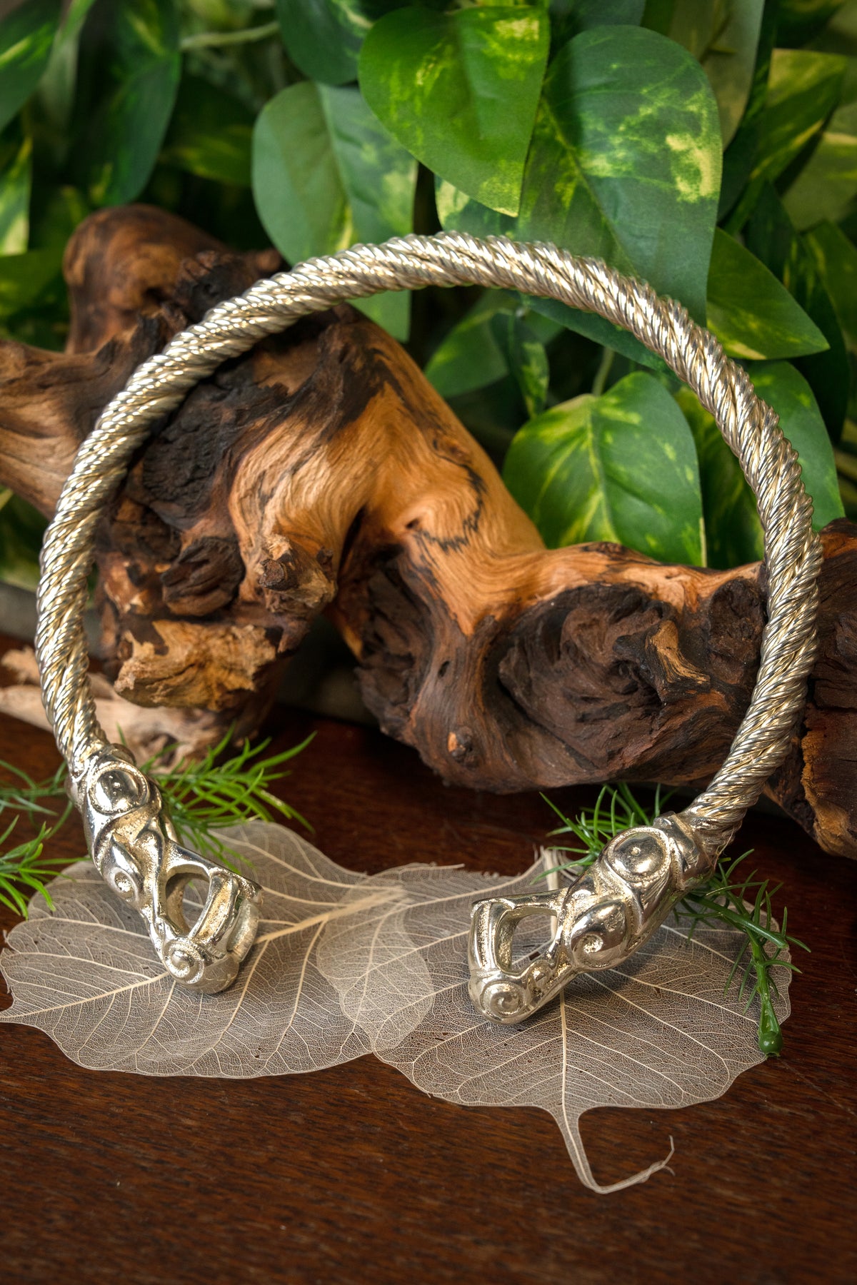 Vikingatorque med drakar, försilvrad